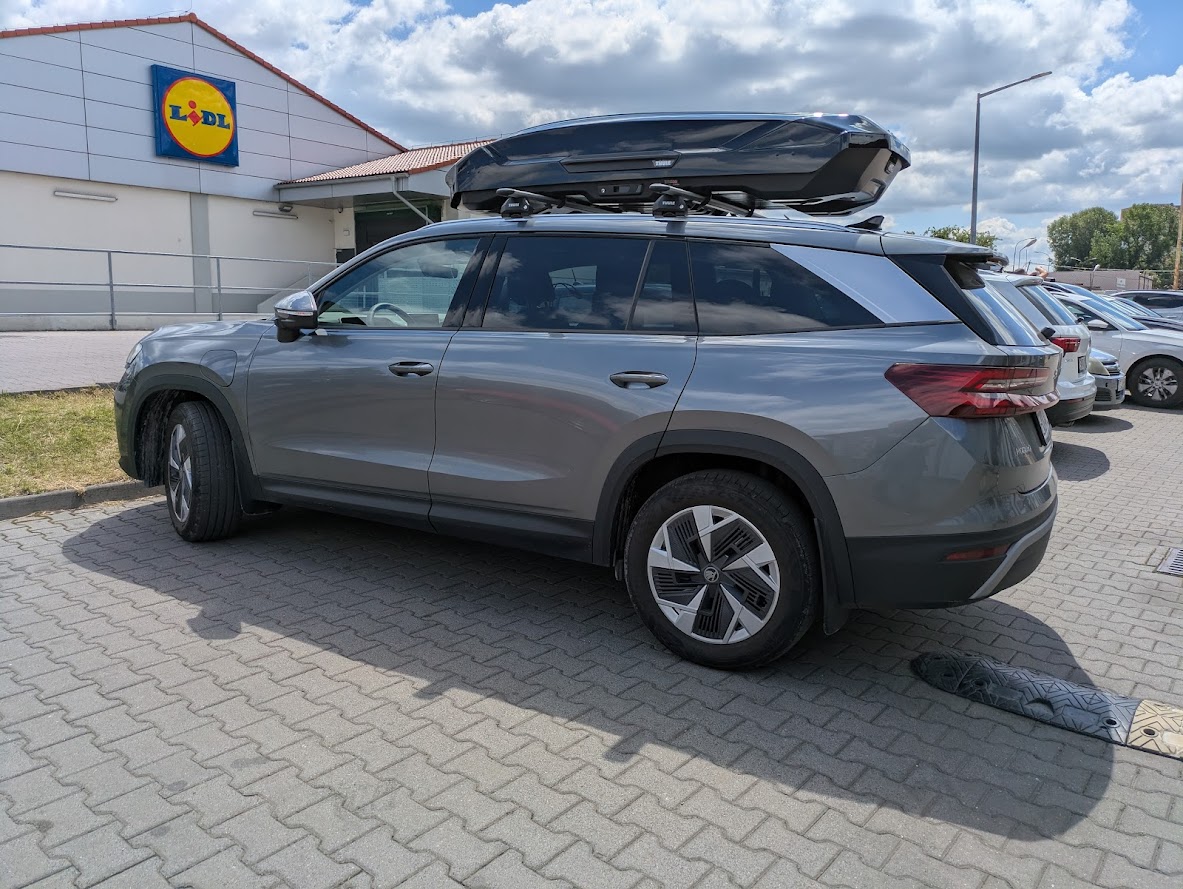 Box dachowy Thule Motion 3 XL Czarny Połysk na Skodzie Kodiaq ? widok z boku